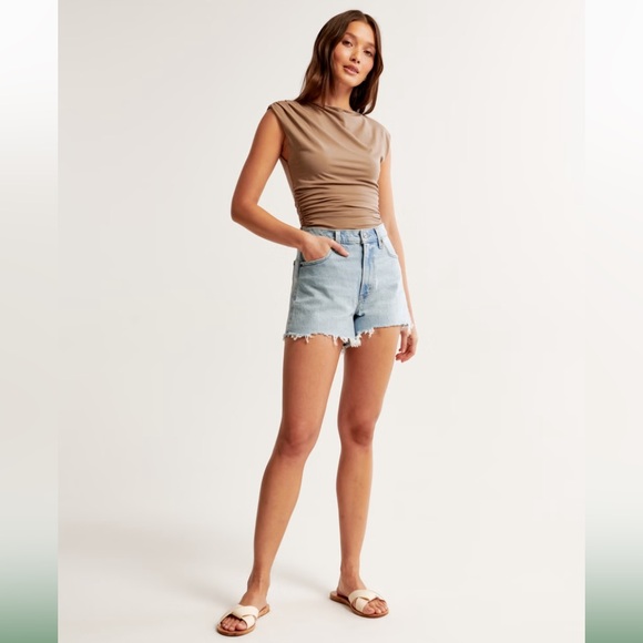 Abercrombie & Fitch The 90’s Straight Ultra High Rise Jean Shorts - Picture 5 of 10